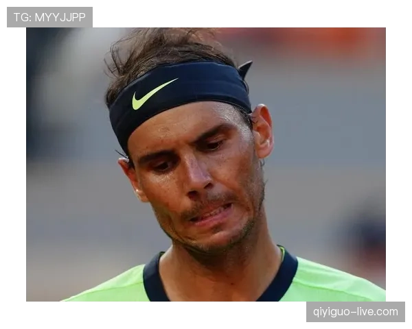 纳达尔训练间隙居然拿冰激凌“开车”，这冠军也太接地气了！